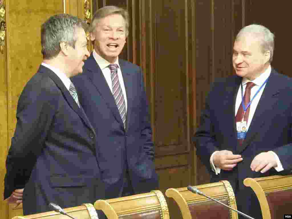 俄罗斯电视主持人普什科夫（中间）和副外长杰尼索夫（右一）。