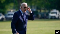 Presiden Joe Biden berjalan keluar dari Marine One di Ellipse dekat Gedung Putih, Kamis, 27 Mei 2021, setelah kembali dari perjalanan ke Cleveland. (Foto: AP/Susan Walsh)