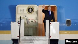 트럼프 대통령이 10일 싱가포르의 파야 레바르 공군기지에 도착한 뒤 손을 흔들고 있다. 