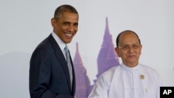 미얀마 네피도에서 열린 제9회 동아시아정상회의에서 바락 오바마 미국 대통령(왼쪽)이 테인 세인 미얀마 대통령과 악수하고 있다.