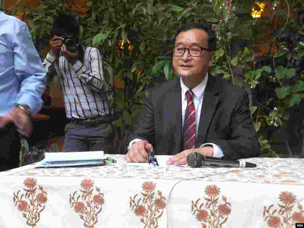 លោក​ សម​ រង្ស៊ី​ នៅ​ក្នុង​កម្មវិធី​អាហារ​ស្រាយបួស​ ជាមួយ​ខ្មែរ​ឥស្លាម​ជាង​១០០នាក់​នៅ​គេហដ្ឋាន​របស់​លោក​ នៅ​ភ្នំពេញ​ នា​ថ្ងៃ​ទី៥​ ខែ​កក្កដា​ ឆ្នាំ​២០១៥។ (សើ​ សាយ្យាណា​/VOA​)