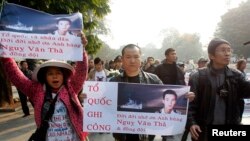 Anti-China protesters during a gathering to mark the 40th anniversary of a battle with China over the disputed Paracel Islands in Hanoi, January 19, 2014. 
