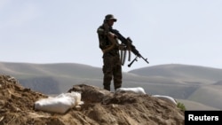 Arhiva - Pripadnik Avganistanske nacionalne armije čuva stražu tokom patrole u okrugu Dand Gori, u pokrajin Baglan, Avganistan, 15. marta 2016. Pokrajinu su zauzeli talibani tokom proteklih nedelja, ali antitalibanske snag su ponovo zauzele neke oblasti 20. avgusta 2021.