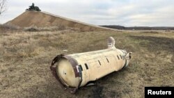 Mabaki ya kombora la aina ya ATACMS lililorushwa na wanajeshi wa Ukraine November 25 kuelekea eneo la Russia katika mkoa wa Kursk.