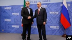 ประธานาธิบดีวลาดิเมียร์ ปูตินของรัสเซีย กับประธานาธิบดีมัสอูด เปเซชกียาน ของอิหร่าน ที่การประชุมสุดยอดของกลุ่ม BRICS ที่เมืองคาซาน ประเทศรัสเซีย 23 ต.ค. 2024.