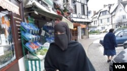 Seorang perempuan Perancis mengenakan jilbab yang menutup seluruh wajahnya