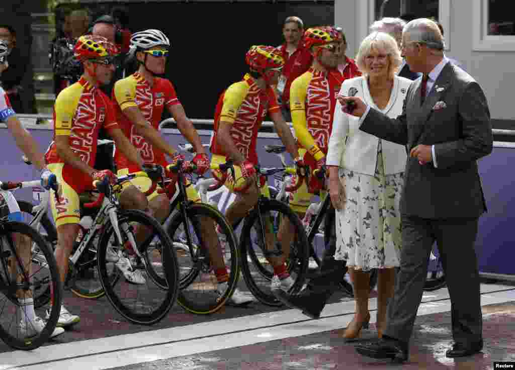 Pangeran Charles dan isterinya Camilla berdiri di hadapan tim balap sepeda Spanyol sebelum berlangsungnya lomba balap sepeda di London. 