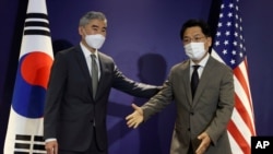 성 김 대북특별대표(왼쪽)와 노규덕 한반도교섭본부장이 23일 서울에서 만나고 있다. (자료사진)