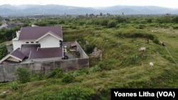 Sebuah rumah yang selamat dari likuefaksi di Kelurahan Petobo, Palu Selatan, Kota Palu yang telah ditumbuhi semak belukar Senin, (6/10) (Foto: VOA/Yoanes Litha)