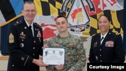 Matiji Ivakoviću uručeno priznanje. Foto: Maryland National Guard.