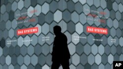 영국에서 열린 에어쇼 행사장의 BAE 시스템스 로고 앞으로 사람이 지나가고 있다. (자료사진)