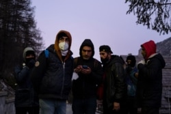 Migran Kurdi. Meta menghapus dua halaman Facebook Kurdi yang populer, yang dituduh menyebarluaskan informasi yang salah, yang membantu meyakinkan ribuan warga Kurdi untuk berkumpul di sepanjang perbatasan Belarus dan Polandia akhir tahun lalu. (Foto: AFP)