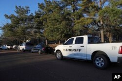 Beberapa mobil polisi tampak berada di lokasi terjadinya penembakan di Arkabutla, Mississippi yang menewaskan enam orang Jumat, 17 Februari 2023.