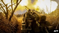 یک سرباز اوکراینی در جریان عملیات در خط مقدم نخست در دونتسک (عکس آرشیف)