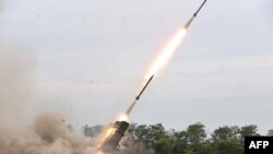 ພາບນີ້ຖ່າຍເມື່ອວັນທີ 27 ສິງຫາ 2024 ແລະຖືກເຜີຍແຜ່ຈາກອົງການຂ່າວສູນກາງຂອງທາງການເກົາຫຼີເໜືອ (KCNA) ຜ່ານທາງ KNS ເມື່ອວັນທີ 28 ສິງຫາ 2024 ສະແດງໃຫ້ເຫັນການຍິງທົດລອງລະບົບອາວຸດປືນໃຫຍ່ຂະໜາດ 240 ມມ ຢູ່ສະຖານທີ່ທີ່ບໍ່ເປີດເຜີຍໃນເກົາຫຼີເໜືອ.