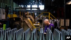 Артиллерийские снаряды на заводе в Скрэнтоне, Пенсильвания. Подобные боеприпасы калибра 155 мм в том числе использует и украинская артиллерия.