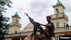Tentara dari pasukan aliansi pemberontak menjaga masjid tempat Presiden Republik Afrika Tengah yang baru Michel Djotodia shalat Jumat di ibukota Bangui (29/3). (Foto: Dok)
