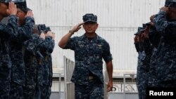 해리 해리스 미 태평양함대사령관이 22일 싱가포르를 방문한 가운데, 미 구축함 해군 장병들의 거수경례에 답하고 있다. 