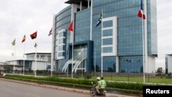 Un motocycliste passe le siège social Ecobank à Lomé, Togo, le 6 juin 2015. 