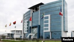 Un motocycliste passe le siège social Ecobank à Lomé, Togo, le 6 juin 2015. 