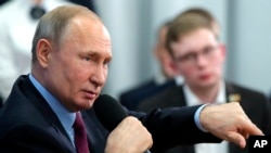 លោក Vladimir Putin​ ថ្លែង​នៅ​ក្នុង​កិច្ចប្រជុំ​មួយ​ជាមួយ​នឹង​និស្សិត និង​អ្នក​ស្រាវជ្រាវ​នៃ​មហាវិទ្យាល័យ​ឧស្សាហកម្ម​មួយ​នៅ​ក្នុង​ក្រុងCherepovets ប្រទេស​រុស្ស៊ី​ កាលពី​ថ្ងៃទី៤ ខែកុម្ភៈ ឆ្នាំ២០២០។