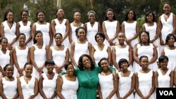Oprah Winfrey (tengah) berfoto dengan siswi-siswi Oprah Winfrey Leadership Academy pada acara wisuda mereka di Henley On Klip, Johannesburg Selatan (Sabtu, 14/1).