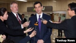 데이비드 코언 미국 재무부 테러·금융정보 담당 차관이 지난 19일 일본에 이어 한국을 방문한 가운데, 김포공항에서 기자들의 질문에 답하고 있다.