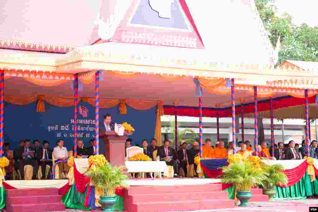 គណបក្ស​ប្រជាជន​កម្ពុជា​​ បាន​ប្រារព្ធ​ពិធី​រំឭក​ខួប​ថ្ងៃ​៧​ មករា​ លើក​ទី​៣៨​ នៅឯ​​ទីស្នាក់ការ​គណបក្ស​ប្រជាជន​កម្ពុជា ក្នុង​រាជធានីភ្នំពេញ​ កាល​ពី​ថ្ងៃ​ទី​៧​ ខែ​មករា​ ឆ្នាំ​២០១៧។​ (ហ៊ាន សុជាតា/ VOA)