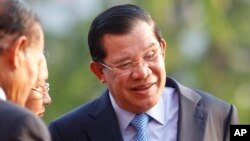 នាយក​រដ្ឋមន្រ្តី ហ៊ុន សែន (ស្តាំ) និយាយ​ជាមួយ​មេដឹក​នៅក្នុង​គណបក្ស​របស់​លោក​មុន​ពិធី​រំឭក​ខួប​៣៦​ឆ្នាំ​នៃ​ការរំដោះ​ប្រទេស​កម្ពុជា​ពី​របប​ខ្មែរ​ក្រហម​ថ្ងៃ​ទី​៧​មករា នៅ​ថ្ងៃពុធ​ទី៧ ខែមករាឆ្នាំ ២០១៥។ 