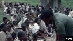 Penduduk di Ethiopia yang mengalami kekurangan pangan tengah menanti distribusi bantuan makanan (foto dokumentasi).