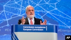 Miguel Arias Canete, komisaris perubahan iklim Uni Eropa, berbicara kepada wartawan di markas besar Uni Eropa di Brussels, 25 Februari 2015. (Foto: dok).