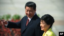 지난해 6월 국빈 자격으로 중국을 방문한 박근혜 한국 대통령(오른쪽)이 시진핑 중국 국가주석과 함께 베이징 인민대회당 앞에서 의장대를 사열하고 있다.