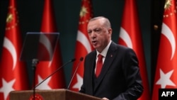 រូប​ឯកសារ៖ ប្រធានាធិបតី​តួកគី​លោក Recep Tayyip Erdogan ថ្លែង​សុន្ទរកថា បន្ទាប់​ពី​កិច្ចប្រជុំ​គណៈ​រដ្ឋមន្ត្រី​មួយ​នៅ​ឯ​វិមាន​ប្រធានាធិបតី​​ក្នុង​ទីក្រុង​អង់ការ៉ា ថ្ងៃទី៣ ខែវិច្ឆិកា ឆ្នាំ២០២០។ 