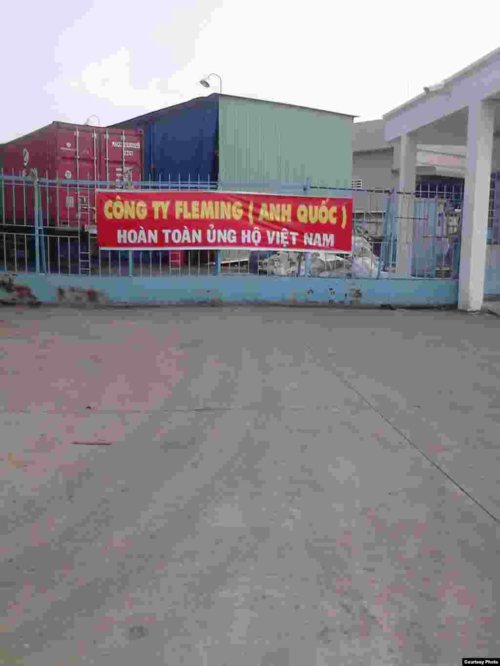 A foreign company displays banner supporting Vietnam in Dong Nai.