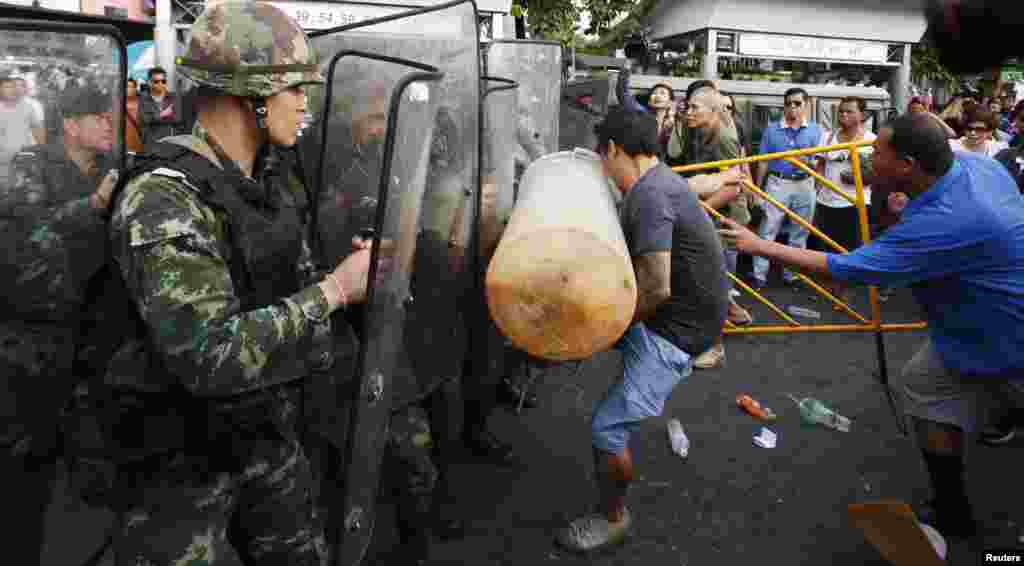 About 200 people confronted troops and police during a rally at Victory Monument, in Bangkok, May 28, 2014.