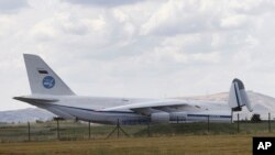 យន្ត​ហោះ​រុស្ស៊ី​ដែល​គេ​បាន​រាយការណ៍​ថា​បាន​ដឹក​ផ្នែក​នៃ​ប្រព័ន្ធ​ការពារ​មីស៊ីល ​S-400 ចុះ​ចត​នៅ​ព្រលាន​យន្ត​ហោះ​យោធា ក្នុង​រដ្ឋ​ធានី​អង់ការ៉ា ប្រទេស​តួកគី កាល​ពី​ថ្ងៃ​ទី​១២ កក្កដា ២០១៩។