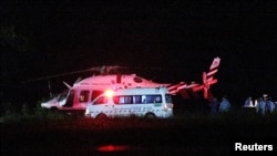 ឧទ្ទម្ភាគចក្រ​មួយ​គ្រឿង​នៃ​​នគរបាល​ភូមិន្ទ​ថៃ​ដែល​​​ដឹក​​ក្មេងប្រុសទាំង​នោះ បាន​ចុះ​ចត​នៅ​អាកាសយានដ្ឋាន​យោធា​មួយ​កន្លែង​នៅ​ខេត្ត​ឈៀងរ៉ៃ​ភាគ​ខាង​ជើង​ប្រទេស​ថៃ កាល​ពី​ថ្ងៃ​ទី​៨ ខែ​កក្កដា ឆ្នាំ​២០១៨។