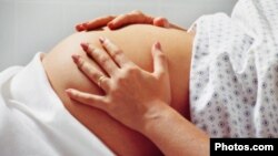 Seorang perempuan hamil tengah menunggu di rumah sakit bersalin (Foto: ilustrasi).