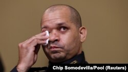 ጥር 6 በምክር ቤቱ ህንጻ ላይ በተካሄደው አመጽ ቃላቸውን የሰጡት የፖሊስ መኮንን ስሜታዊ ነበሩ