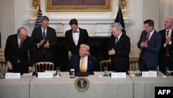 Presiden AS Donald Trump (tengah) menjadi tuan rumah KTT Kripto Gedung Putih di Washington, DC, Jumat 7 Maret 2025. 