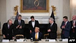 হোয়াইট হাউসে আয়োজিত “ক্রিপ্টো সম্মেলনে” প্রেসিডেন্ট ডনাল্ড ট্রাম্পের পেছনে মন্ত্রিসভার সদস্য ও ক্রিপ্টো উপদেষ্টারা দাঁড়িয়ে আছেন। ওয়াশিংটন,৭ মার্চ, ২০২৫। 