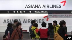 Para calon penumpang membeli tiket di loket tiket Asiana Airlines di Bandara Gimpo, Seoul, Korea Selatan, 8 November 2013.