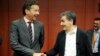 Menteri Keuangan Uni Eropa Jeroen Dijsselbloem (kiri) berjabat tangan dengan Menkeu Yunani, Euclid Tsakalotos dalam pertemuan di Brussels, Belgia (foto: dok).