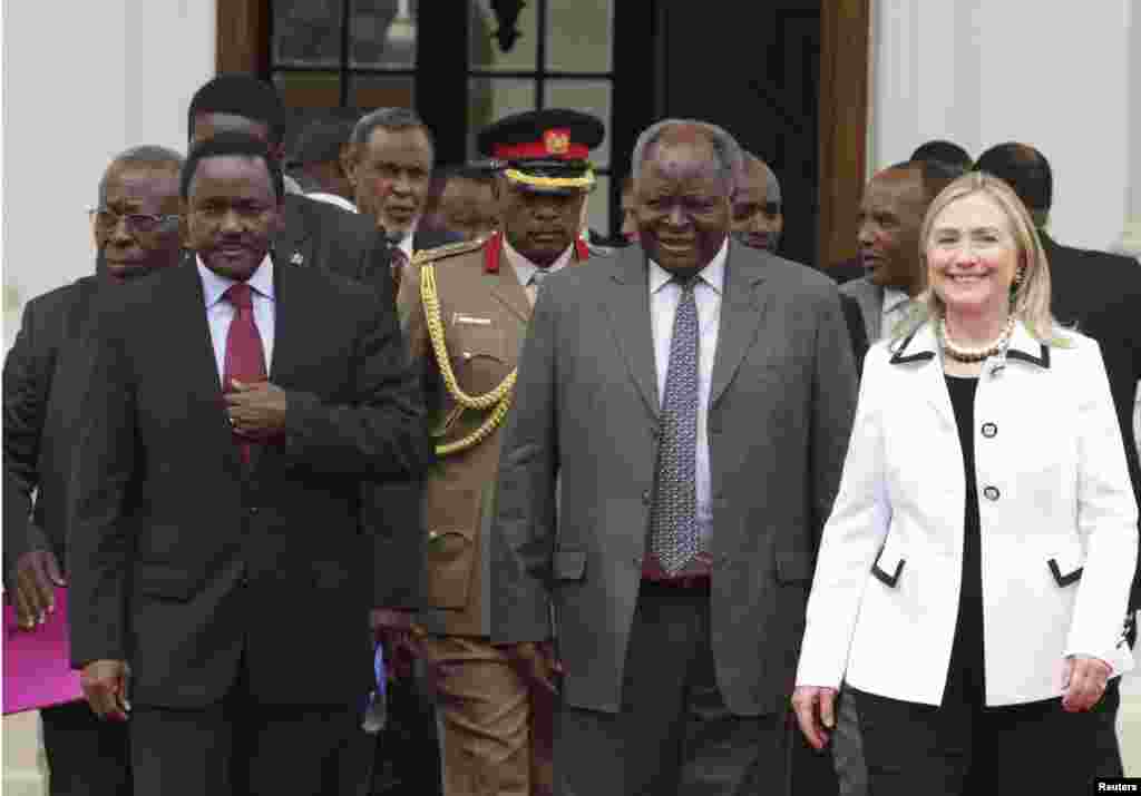 Kenya&#39;s President Mwai Kibaki, with Hillary Clinton (R) and his vice president Kalonzo Musyoka (L), leaves after a meeting at State House in Nairobi August 4, 2012. 