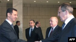 Prezident Bashar al-Assad Rossiya Tashqi ishlar vaziri Sergey Lavrov va Tashqi razvedka boshlig'i Mixail Fradkovni qarshi olmoqda, Damashq, 7-fevral 2012-yil