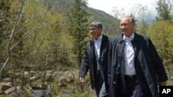 Prezidentlar Almazbek Atambayev, Vladimir Putin Bishkek yaqinidagi Oq Soy qarorgohida. 28-may, 2013-yil.