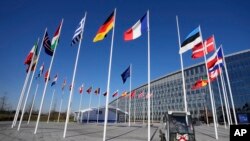 3일 벨기에 브뤼셀 나토 본부 건물 앞에 31번째 회원국으로 합류하는 핀란드 국기가 게양될 자리가 비어있다. (자료사진) 