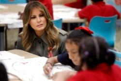 Ibu negara Melania Trump berbicara kepada siswa di Lambs Elementary, Rabu, 30 Oktober 2019, sebagai bagian dari perjalanan untuk mengamati persiapan dan tanggap bencana di North Charleston, S.C. (Foto: AP/Mic Smith)