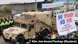 Sebuah kendaraan militer A.S. yang merupakan bagian dari sistem Terminal High Altitude Area Defense (THAAD) tiba di Seongju, Korea Selatan, 26 April 2017.
