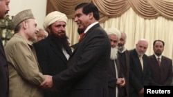 Pakistan's Prime Minister Raja Pervez Ashraf (R) shakes hands with members of Afghanistan's High Peace Council at the prime minister's residence in Islamabad, November 12, 2012. 